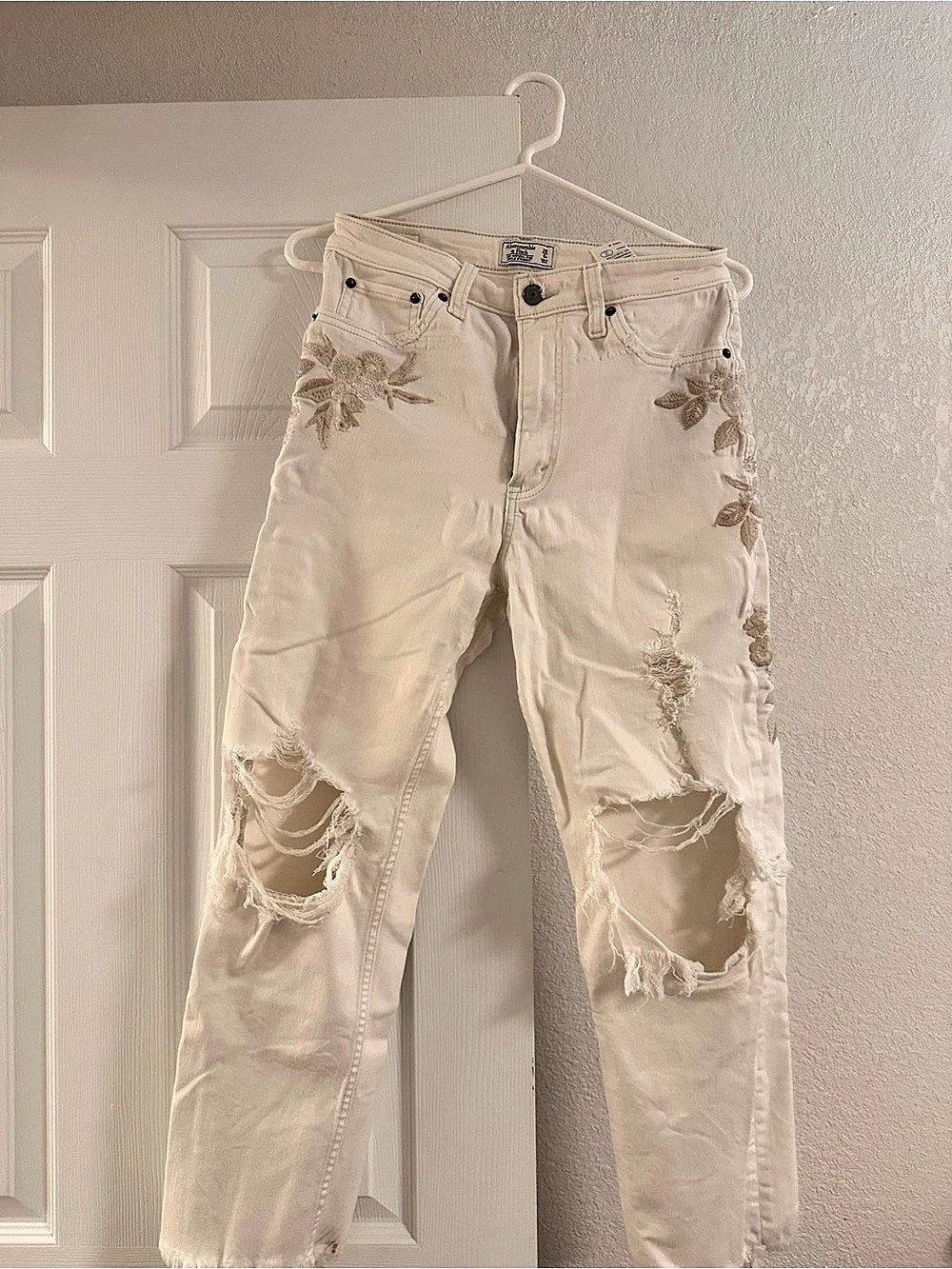 Abercrombie & Fitch Natural Rise Jean Embroidered Straight Leg